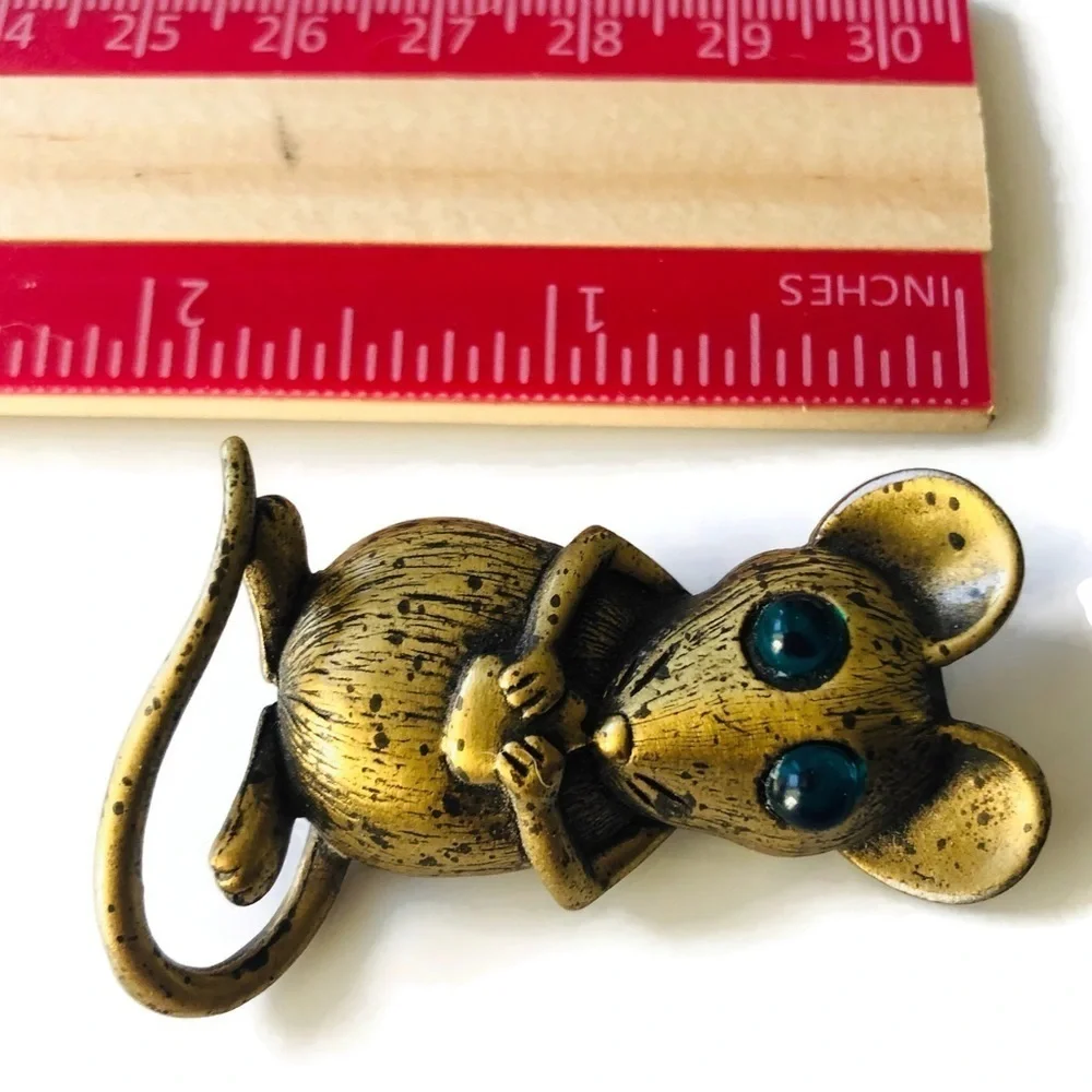JJ signed brooch pin. Gold tone mouse W/green eyes